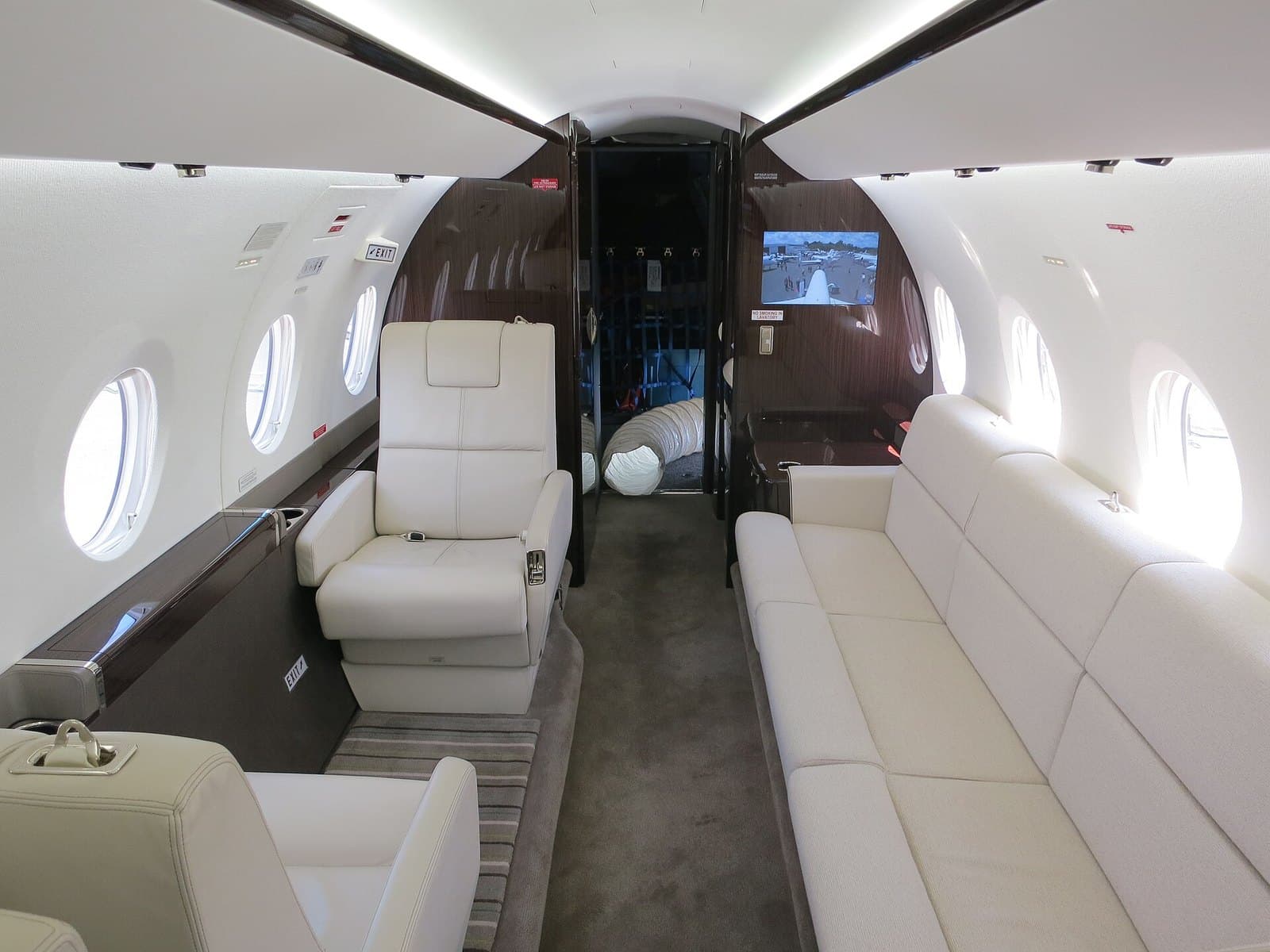 Cabin of a Gulfstream G280 with a club seat and divan