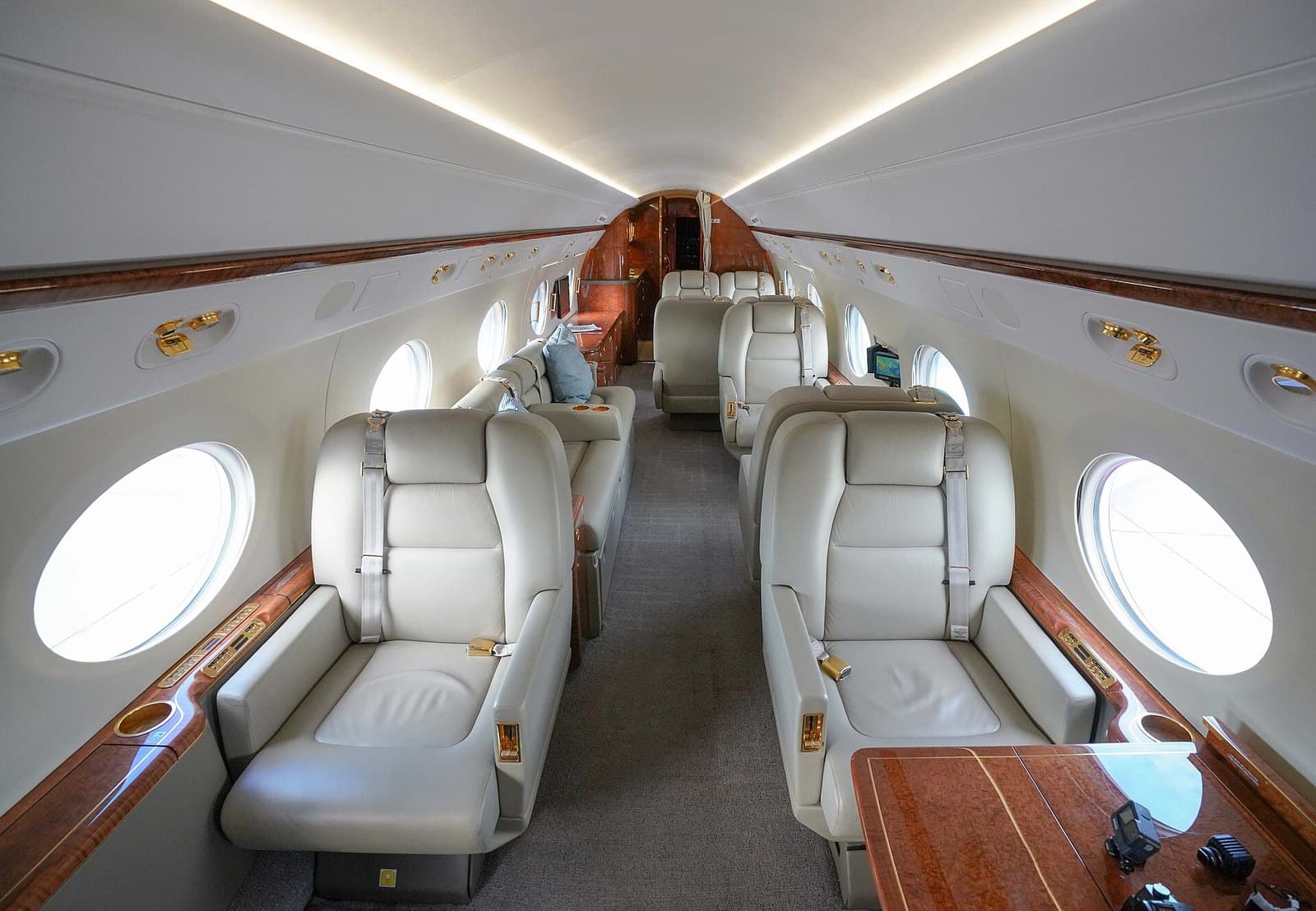 Cabin of a Gulfstream G450 with leather club seats