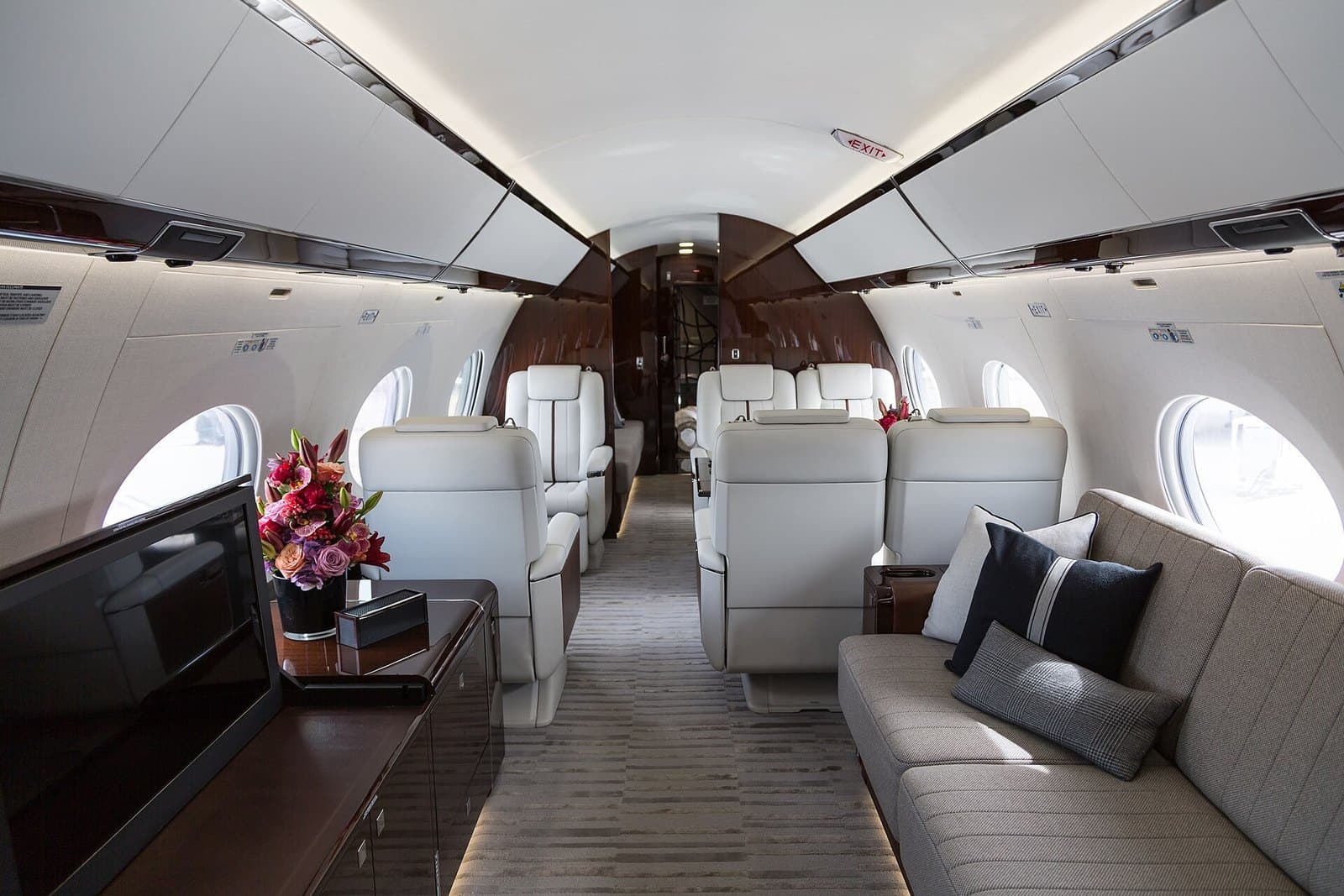 Cabin of a Gulfstream G650ER with club seats and a divan