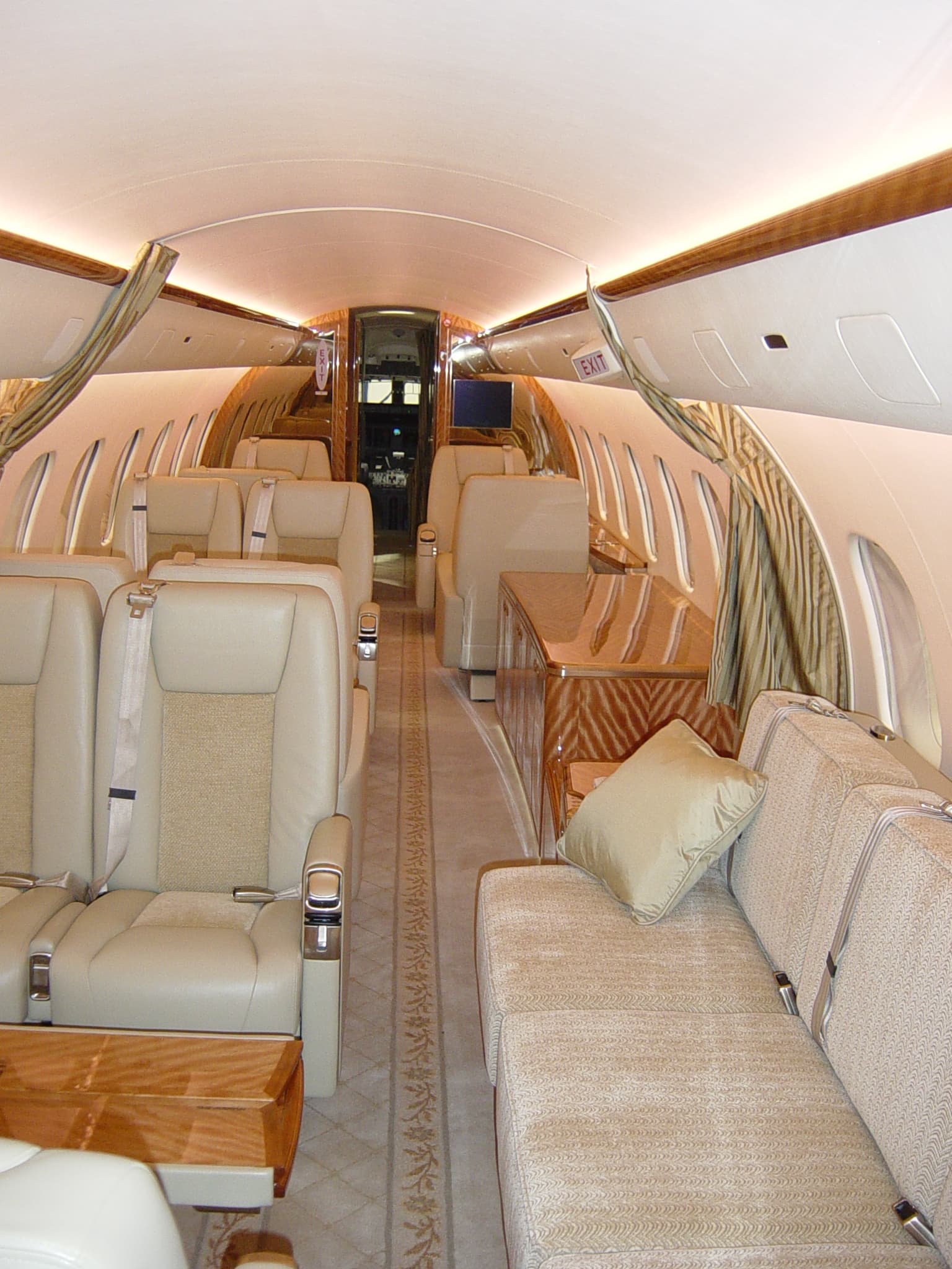 Cabin of a Bombardier Global 5000 with club seats and divan