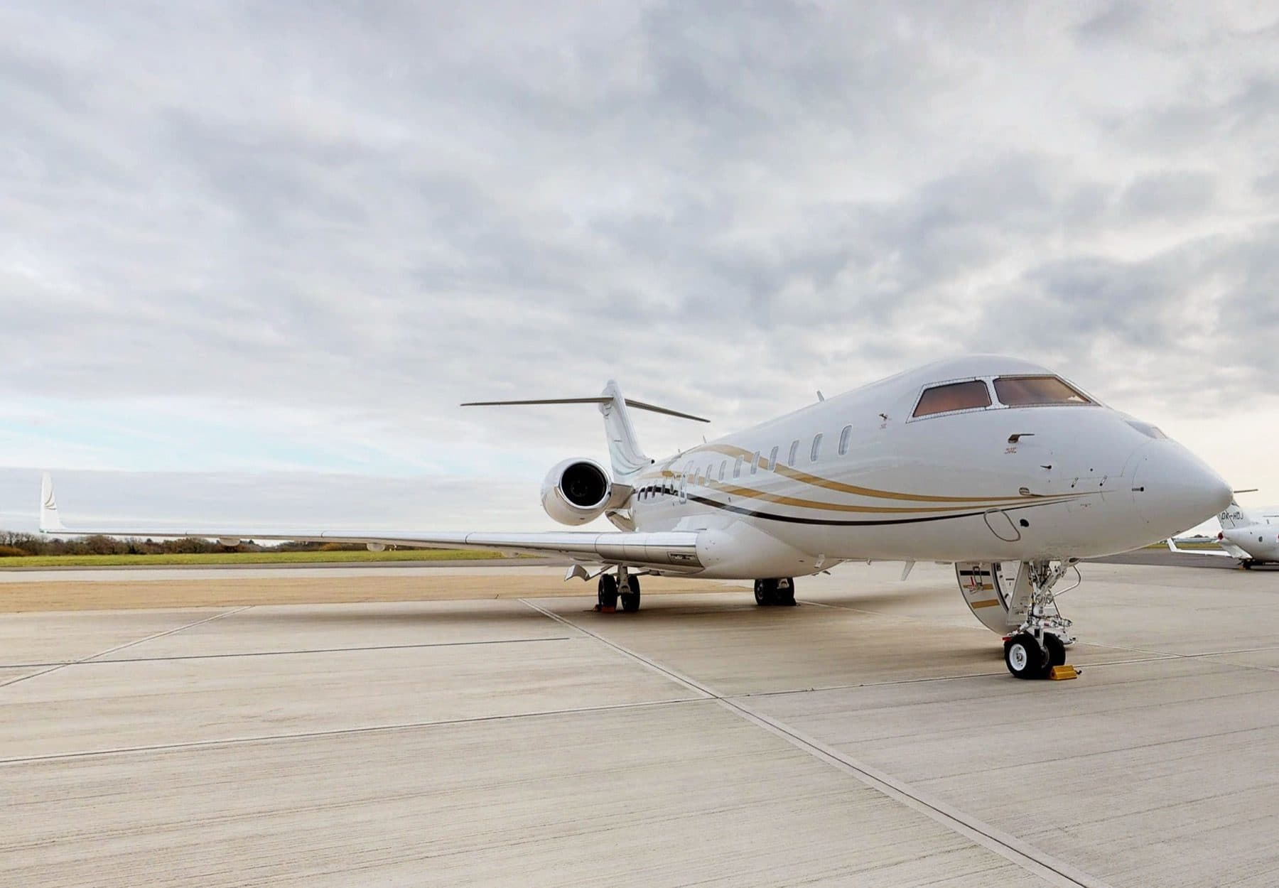 Bombardier Global 6000 G-OUEG on the apron