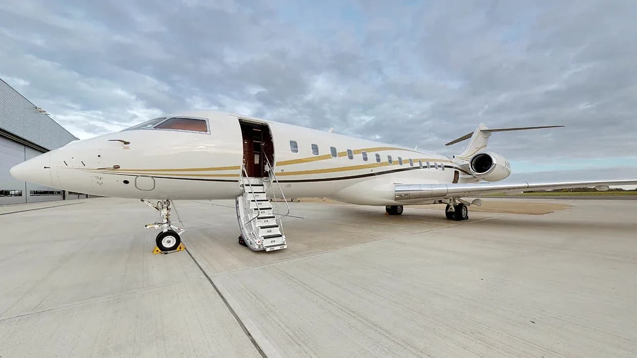 Global 6000 with airstairs down