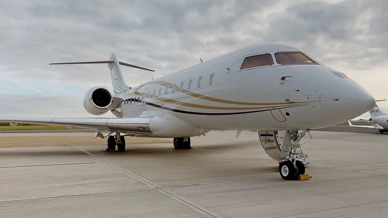 Global 6000 G-OUEG, nose on