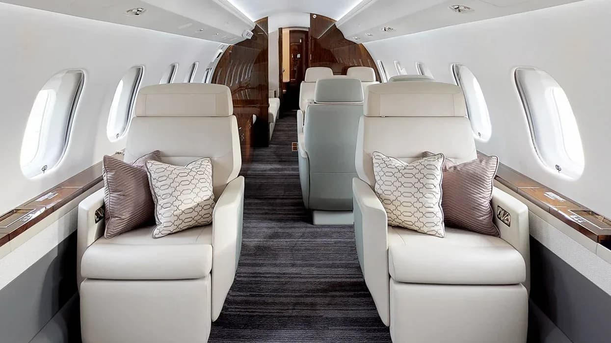 Global 6000 forward cabin, club seating
