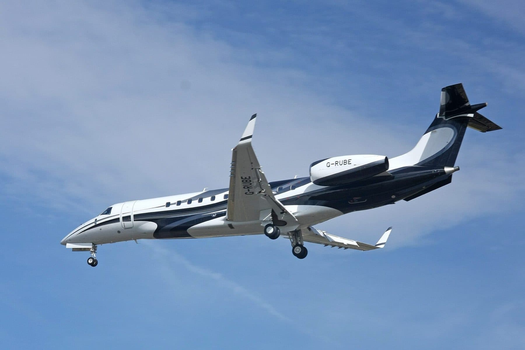 Embraer Legacy 600 climbing out